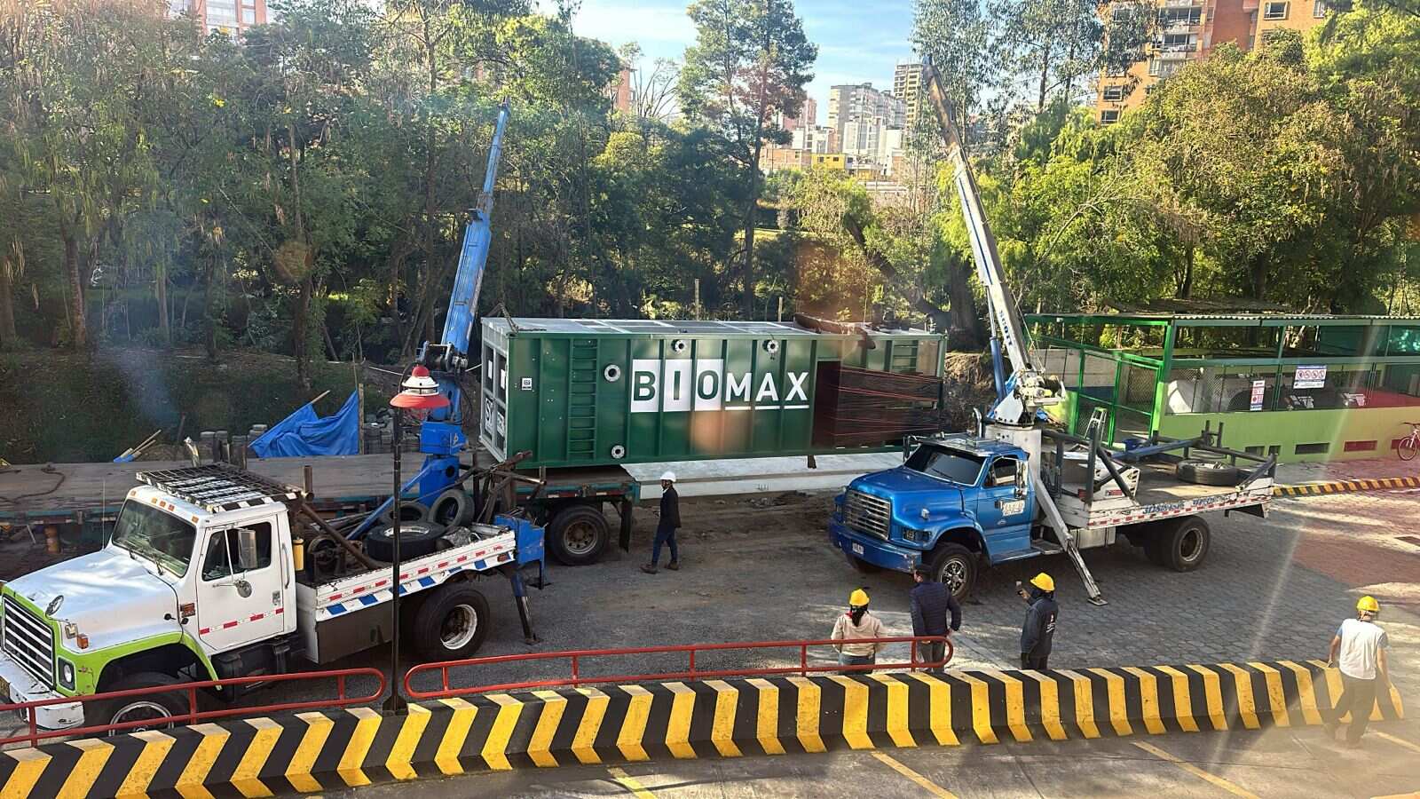 persona realizando pruebas en planta complementaria de tratamiento de aguas residuales - ver detalles de la planta