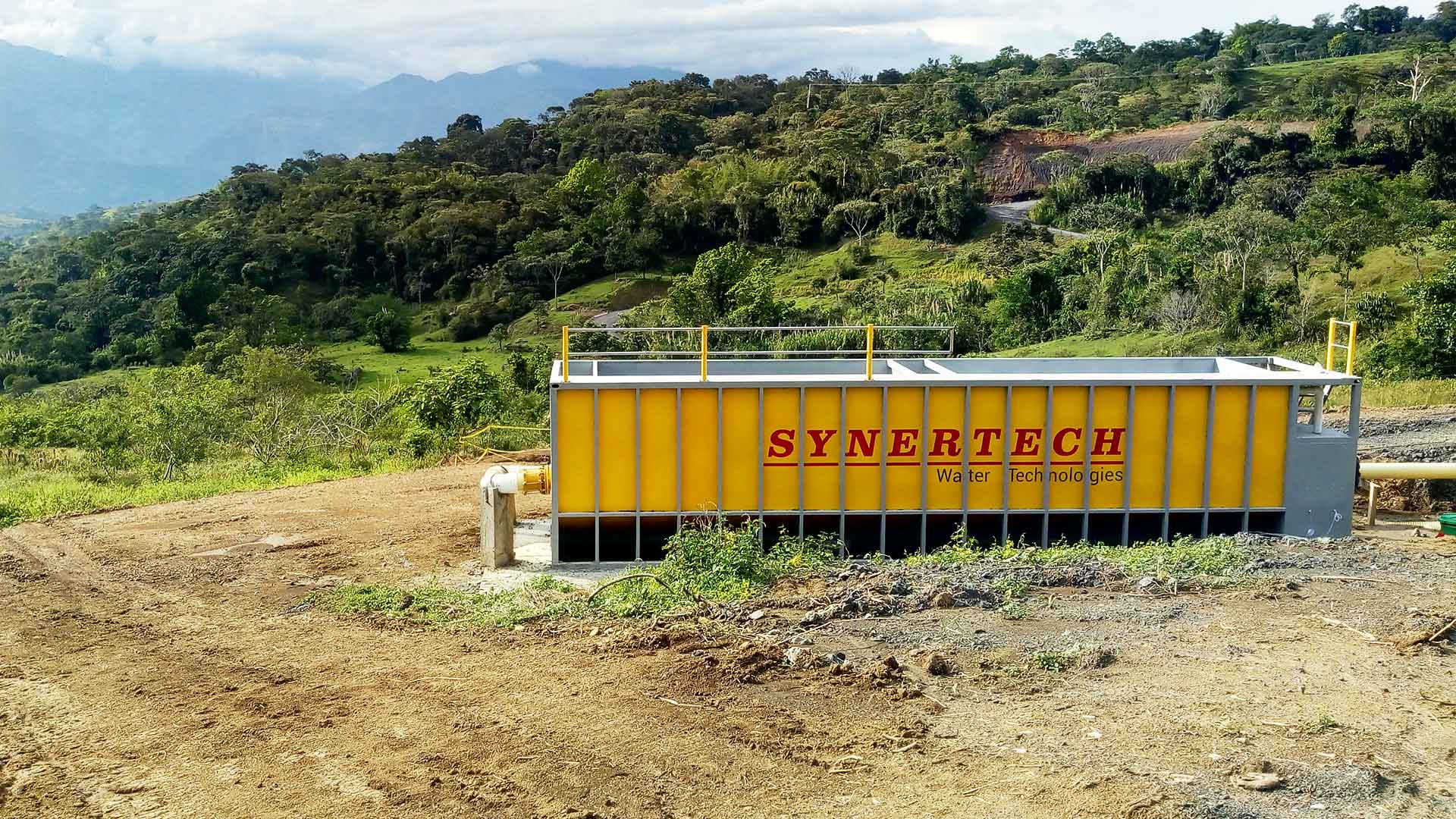 persona realizando pruebas en planta complementaria de tratamiento de aguas residuales - ver detalles de la planta
