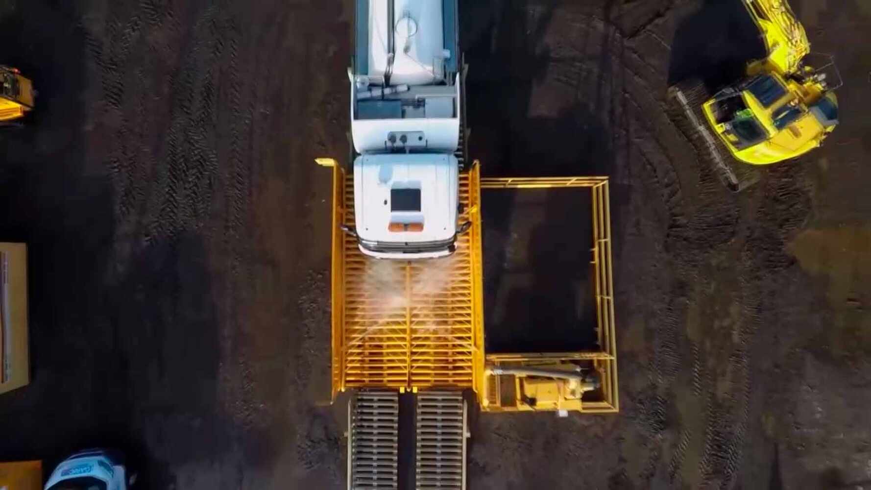 persona realizando pruebas en planta complementaria de tratamiento de aguas residuales - ver detalles de la planta
